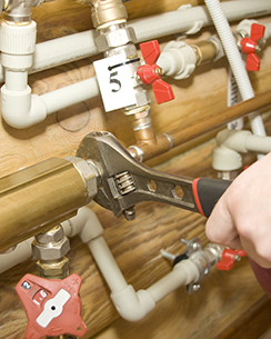 Rohrinstallation mit Werkzeug